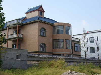 河南夏邑一工廠荒廢背后 老板轉型房地產建別墅養尊的警示